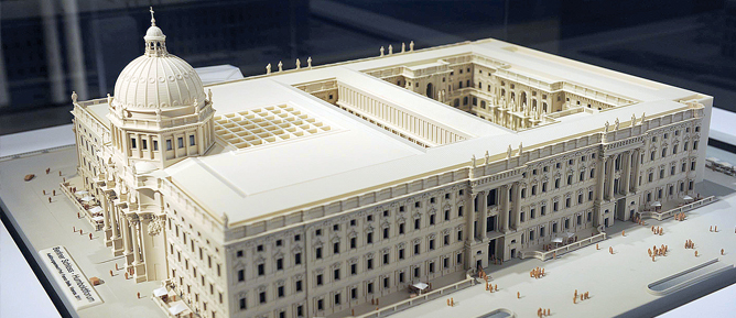 Tarihe saygı, Berlin’de eski parlamento binasını yıktırdı