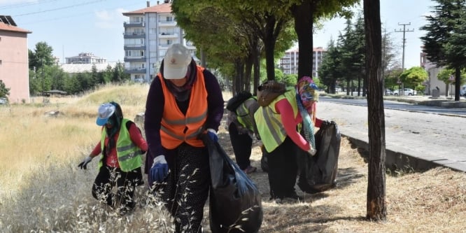 Uşak sokaklarını elleriyle temizliyorlar
