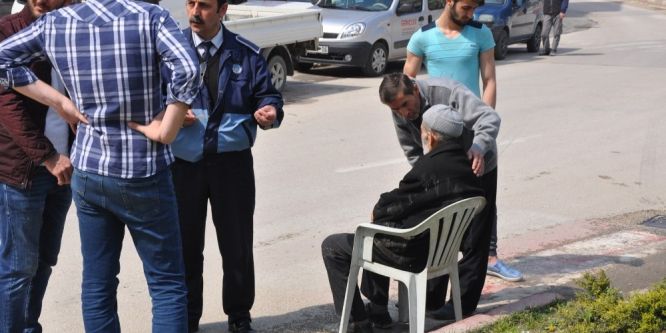 Otomobil yaşlı adama böyle çarptı