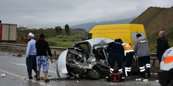 Otomobil takla attı: 3 ölü