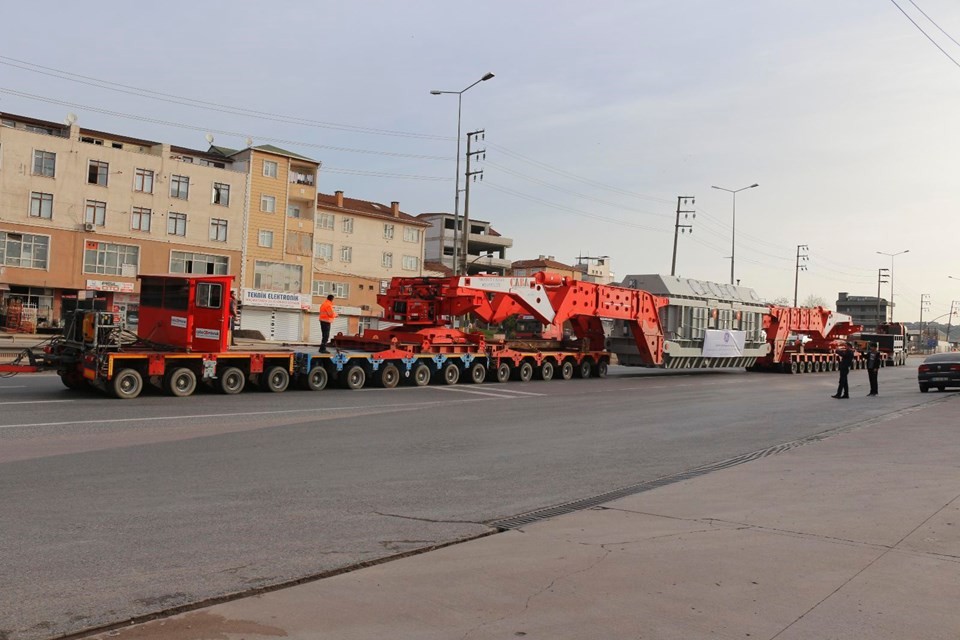 395 tonluk araç 280 tekerlekli tırla taşındı