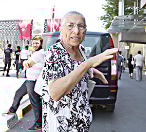 Eylemcilere tepki gösteren yaşlı kadın: Beni dövmeye kalktılar