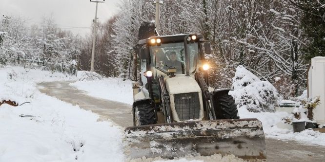 Sapanca’da karla mücadele çalışmaları sürüyor