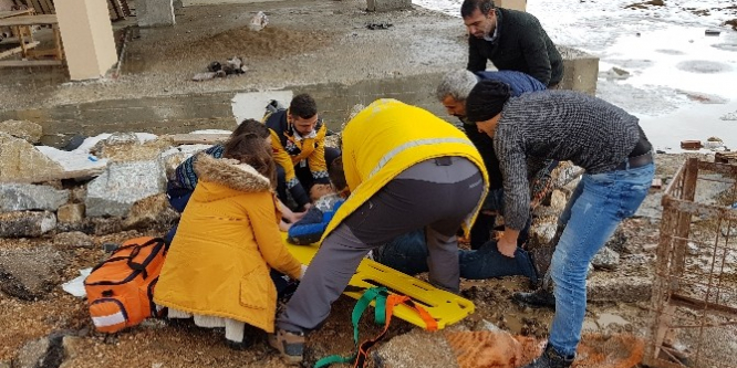 Çatıdan düşen müteahhit ağır yaralandı