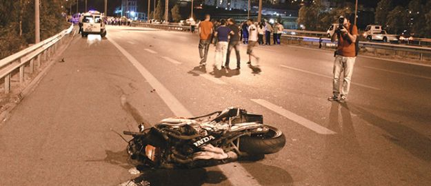 3 kişinin öldüğü kazada motosiklet olay yerinden 500 metre uzakta bulundu