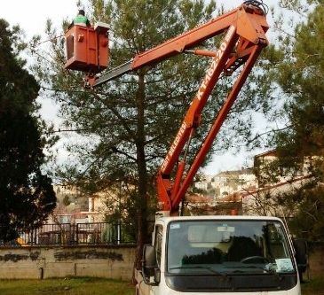 İzmit’te yeşil alanlar budanıyor