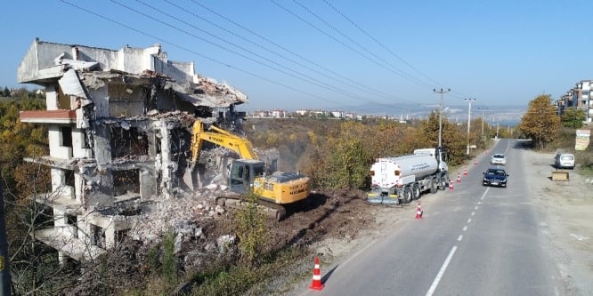 Başiskele’de metruk bir bina yıkıldı