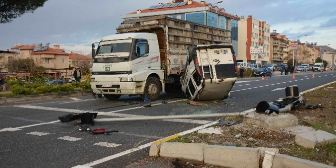 Muğla Ortaca’da takla atan araç kamyonun altında kaldı; 2 Yaralı
