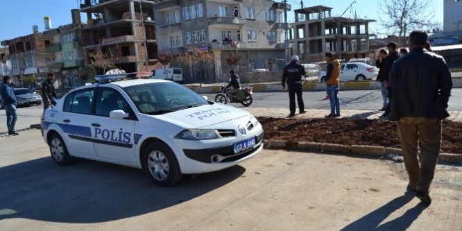 Motosiklet park halindeki minibüse çarptı