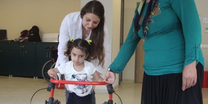 Emekleyemez denilen minik kız yürümeye başladı