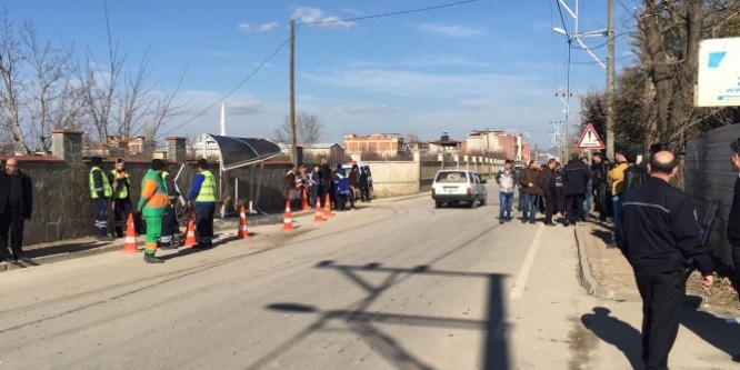 Otomobil otobüs durağına daldı: 8 yaralı