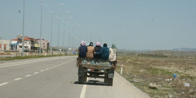 Kadınların römork kasasındaki tehlikeli yolcuğu