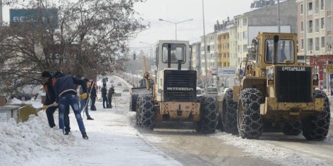 Tunceli Belediyesi karla mücadele çalışmalarını sürdürüyor