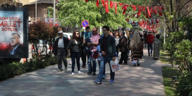 Havalar ısınınca vatandaşlar sokaklara akın etti