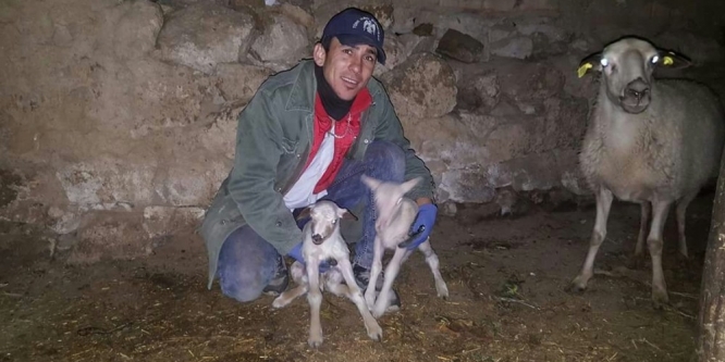 İkiz kuzusunun sevincini sosyal medyada paylaştı