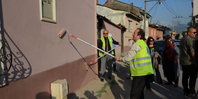 Ellerine fırça alan protokol mensupları binaları boyadı