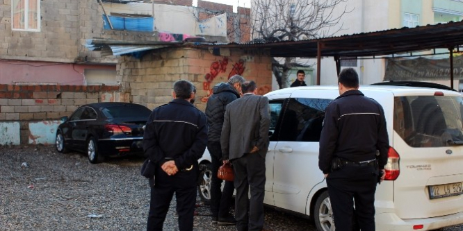 Park halindeki otomobilin plakaları çalındı