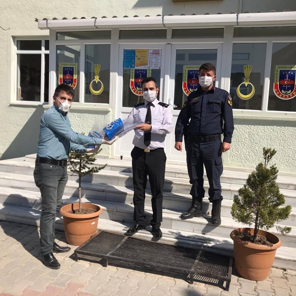 3D yazıcıda ’Yüz koruyucu siperlik’ ürettip Jandarma ve Polise verdiler 