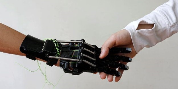 3D yazıcıyla protez el yaptı