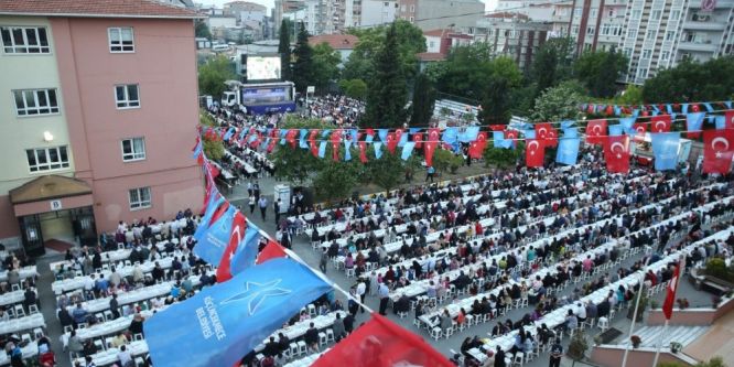 Yeşilova’da kurulan iftar sofrasına büyük ilgi