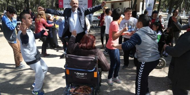 Gaziemir’de engelli vatandaşlar piknikte buluştu