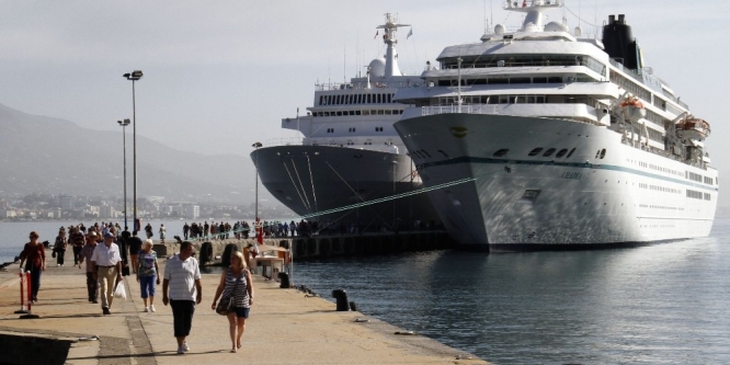 Alanya Limanı’na aynı anda 2 lüks gemi yanaştı