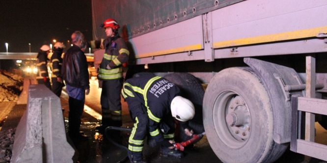 Balataları yanan TIR paniğe yol açtı