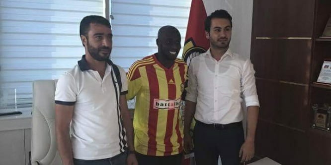 Issiar Dia’dan resmi imza