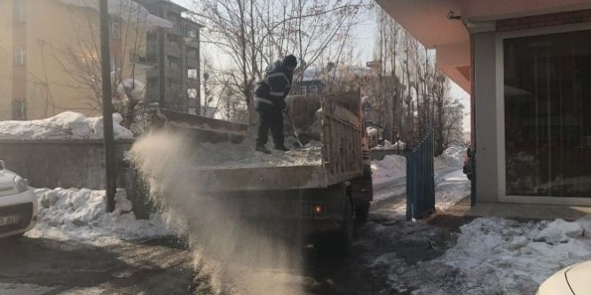 Muş’ta yol tuzlama çalışması yapılıyor