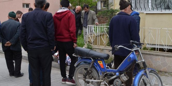 Bahçe duvarına çarpan motosiklet sürücüsü yaralandı