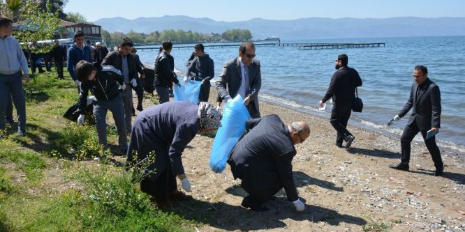 İznik gölü sahillerini temizlediler