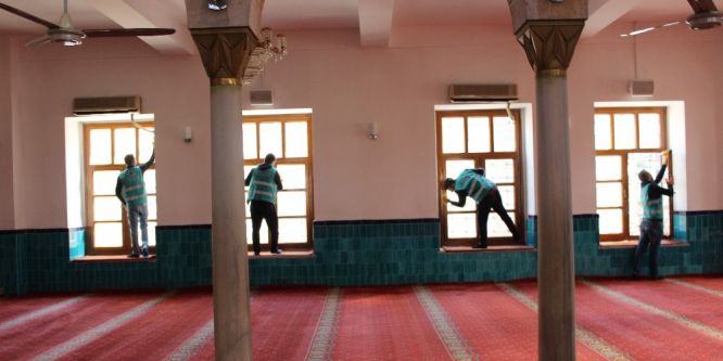 Hükümlüler cami temizledi