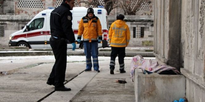 Beyoğlu’nda evsiz bir kişi donarak can verdi