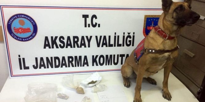 Esrar ve eroini iç çamaşırlarına saklamışlar