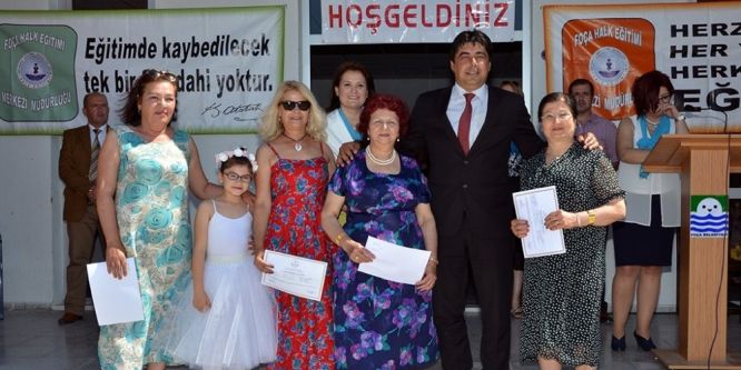 Kursiyerler el emeği ürünlerini Foça’da sergiledi