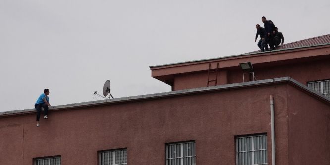 İntihar etmek için hastane çatısına çıktı