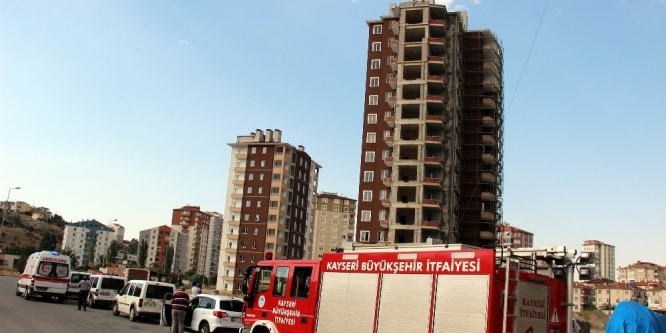 Parasını alamayan işçiler çatıya çıktı