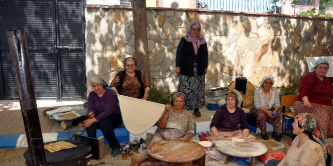 Okulun ihtiyaçları için 7 bin gözleme sattılar