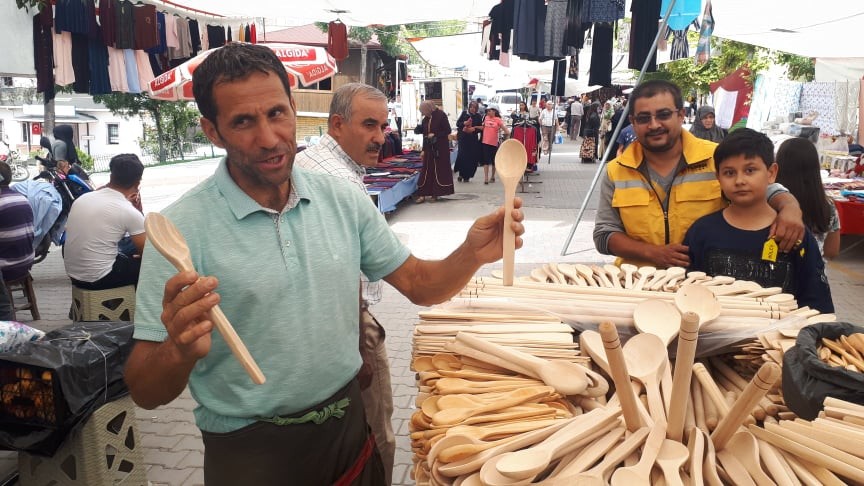 3O yıldır tahta kaşık, çatal, kevgir üretip satarak geçimini sağlıyor 