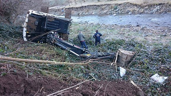 İş makinesi dereye yuvarlandı!