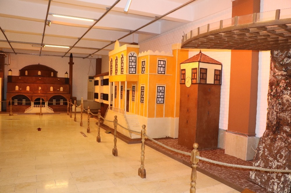 4 ayda 4 ton çikolata harcayarak şehir inşa etti 