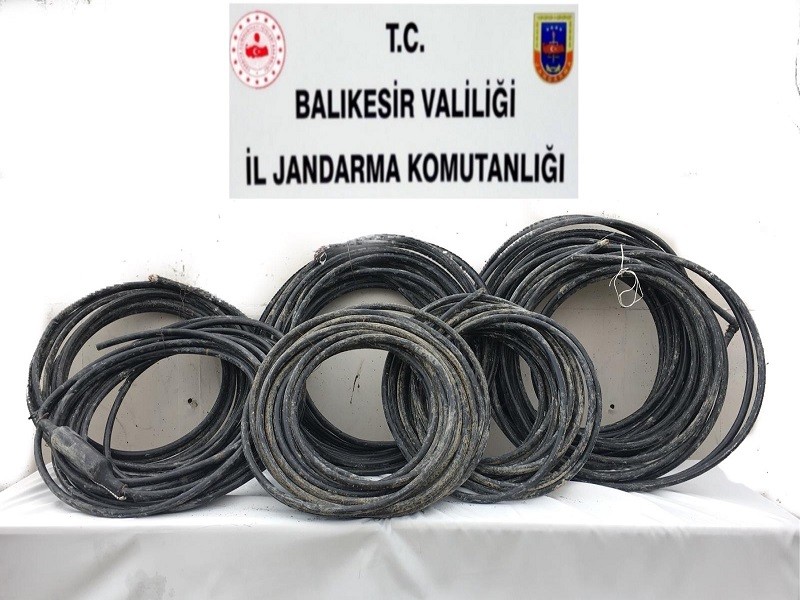 4 bin metre haberleşme kablosunu çalan hırsızlar yakalandı 