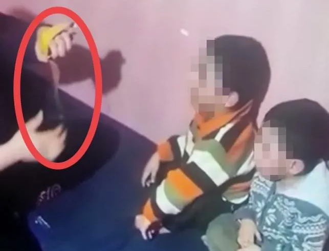 4 çocuğunun ağızlarını bantlayıp çakmakla yaktılar! İşkenceci anne-babanın savunması pes dedirtti
