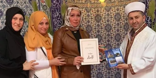 4 çocuk annesi Ukraynalı kadın Müslüman oldu! Gözyaşlarına hakim olamadılar