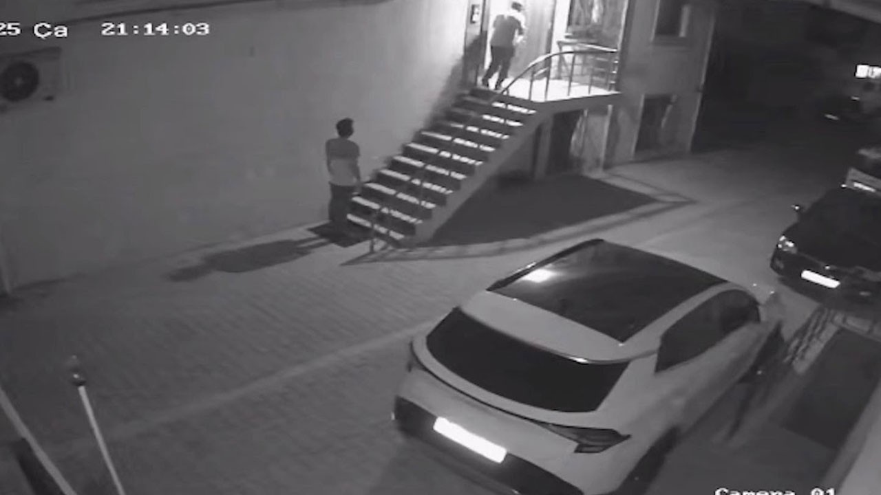 4 dakikada hırsızlık! Bisikletli hırsızlar kameraya yakalandı