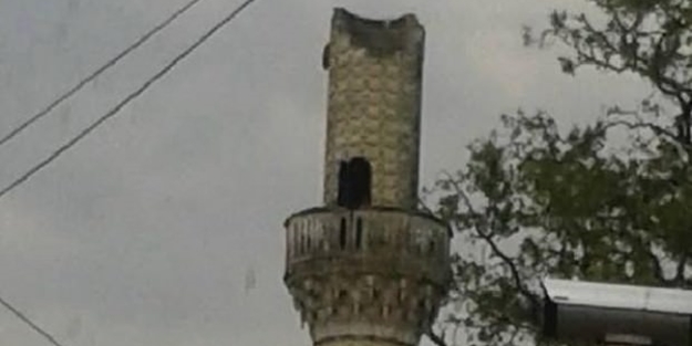 4 dakikalık dolu yağışı cami minaresini yıktı