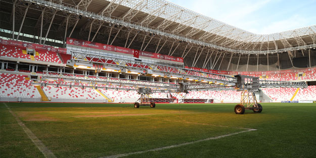 4 Eylül Stadyumu çimlerine 