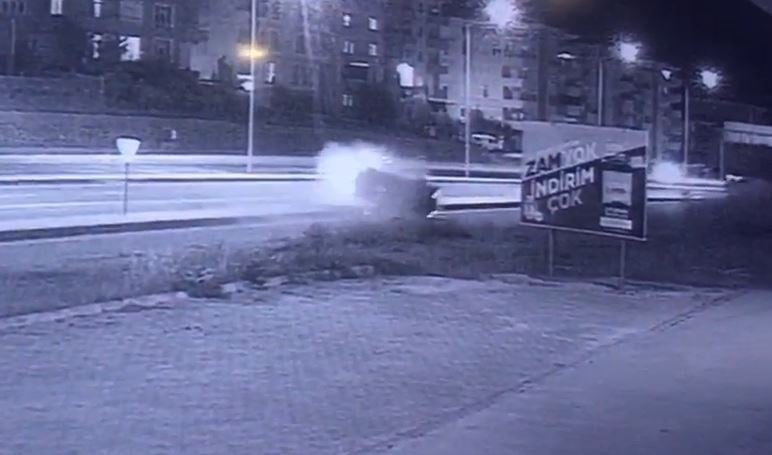 4 gencin yaralandığı kaza kamerada 