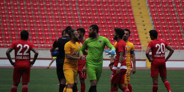 4 gol yedi taraftara kızıp maçı bıraktı