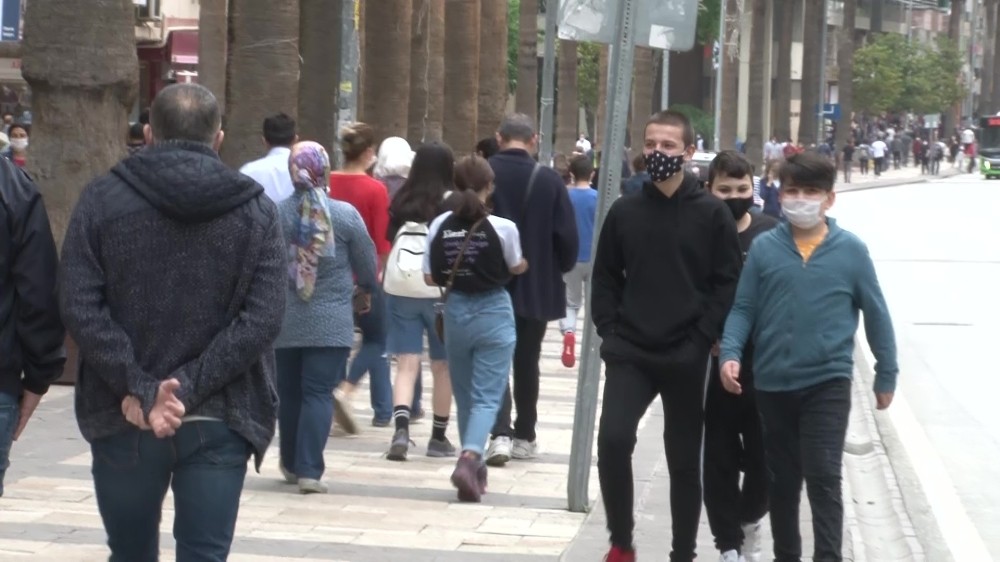 4 günlük kısıtlama sonrası vatandaşlar cadde ve sokaklara akın etti 